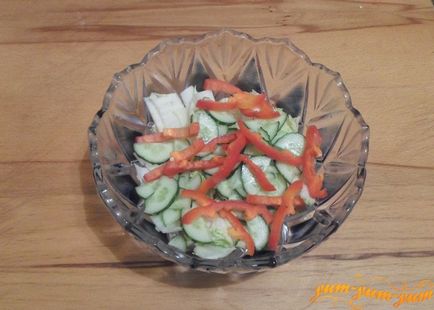 Салата рецепта с прясно китайско зеле, домати, краставици, пиле и черен пипер