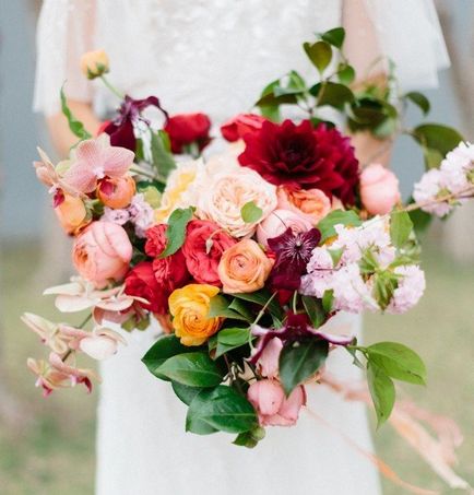 Градински цветя в украсата на сватбата и букет на булката