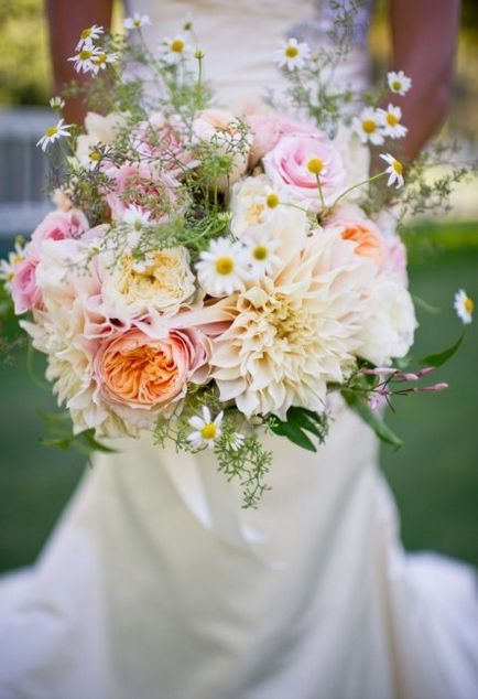 Градински цветя в украсата на сватбата и букет на булката