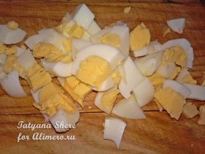 Домати салата с яйца и пушено сирене