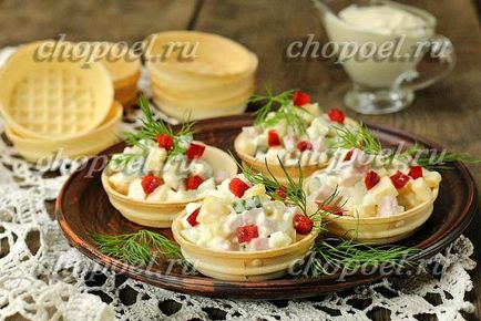 Салата с шунка, сирене и краставици - вкусна рецепта със снимка