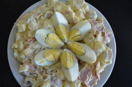 Салата с шунка, сирене, краставици (краставици) Салата с шунка, сирене, краставица
