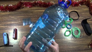 Къщичка с ръцете си от пластмаса бутилки майсторски