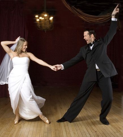Сватба танцува на булката и младоженеца