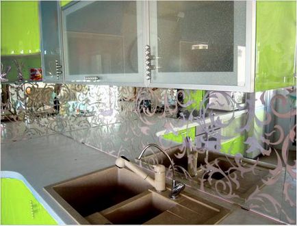 Инсталиране на кухненски престилка от стъкло с ръцете си водачи, снимки и видео уроци