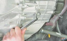 Проверка на нивото, доливане и смяна на масло в механична скоростна кутия -  Hyundai Solaris