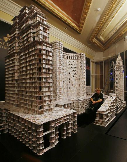 Американець побудував найбільший картковий будинок - новини в фотографіях