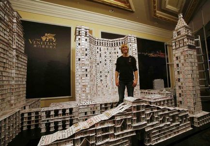 Американець побудував найбільший картковий будинок - новини в фотографіях