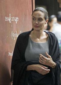 Angelina Jolie cântărește doar 35 kg!