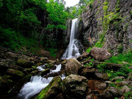 Benevsky sau cascade Yelomovsky în teritoriul Primorye din Rusia
