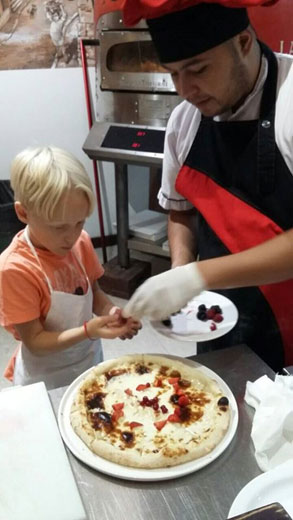 Gratuit ce clasă de master pentru copii facem pizza cu mâinile noastre!