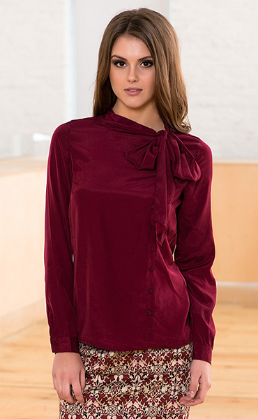 Бордова блузка створить розкішний елегантний образ
