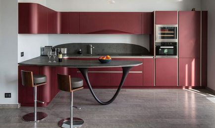 Culoarea Bordeaux în designul interior al bucătăriei, combinată cu alb, gri și bej, table top, perdele și