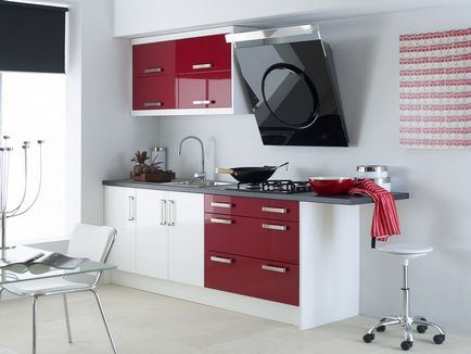 Culoarea Bordeaux în designul interior al bucătăriei, combinată cu alb, gri și bej, table top, perdele și