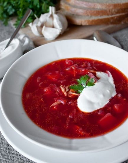 Borsch cu reteta de pasta de tomate pentru prepararea vasului preferat