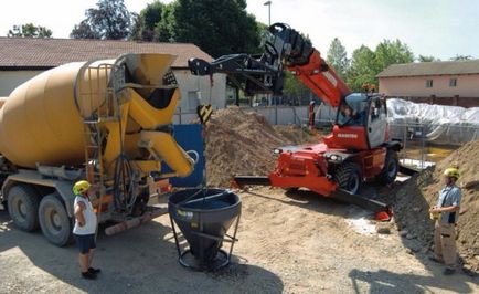 A Fed betoncső, járművek, daru és szállítószalag (beton) A Fed betoncsövet, járművek, daru és szállítószalag