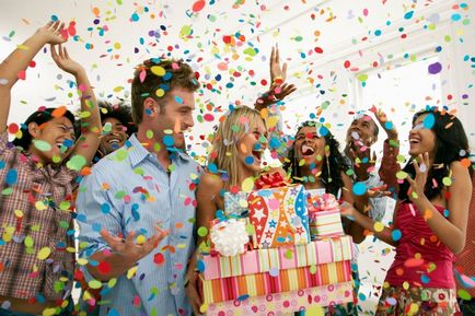 Prieteni felicită biserica la ziua lor de naștere