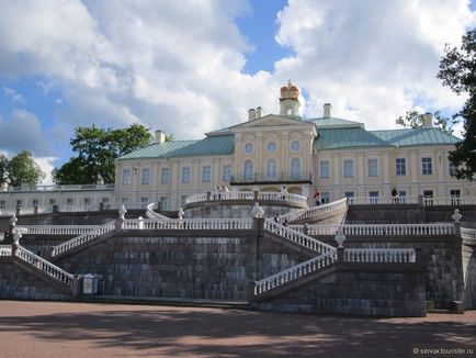 A palota és park együttese Oranienbaum, St. Petersburg