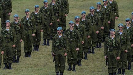 Forma de parașutiști militari în Rusia, un nou echipament de demobilizare, un câmp, ofițer și