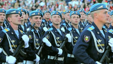 Forma de parașutiști militari în Rusia, un nou echipament de demobilizare, un câmp, ofițer și