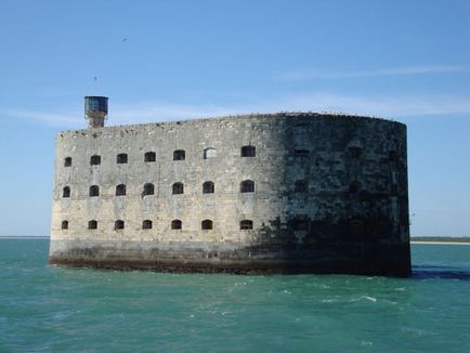 Fort Boyard, construit de Napoleon, a fost folosit mai târziu pentru această fortăreață de piatră