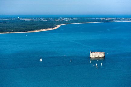 Fort Boyard construit de Napoleon, această fortăreață de piatră mare a fost ulterior folosită