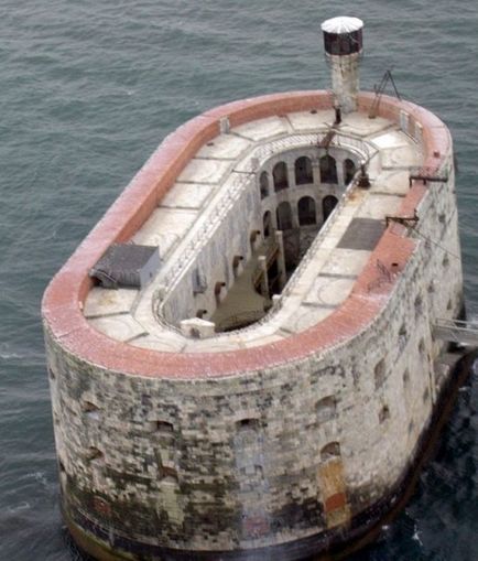 Fort Boyard construit de Napoleon, această fortăreață de piatră mare a fost ulterior folosită