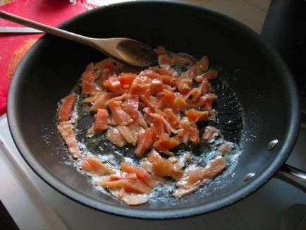 Як робиться паста з сьомгою у вершковому соусі
