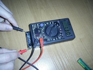 Як вимірювати напругу в батарейці мультиметром як перевіряти елемент живлення за допомогою тестера