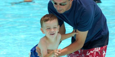 Hogyan kell tanítani a gyermeket, hogy úszni - tippek szülőknek