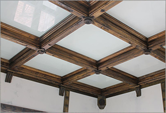 Cum să decorezi tavanul într-o casă din lemn