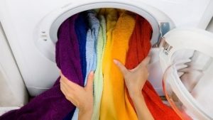 Cum să spălați lucrurile albe și colorate în timpul spălării