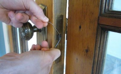 Cum să fixați mânerul ușii ușii interioare