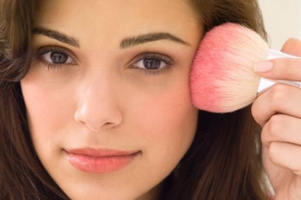 Hogyan kell alkalmazni a por az arcon a különféle porok és finomságok azok alkalmazása - Nők Blog