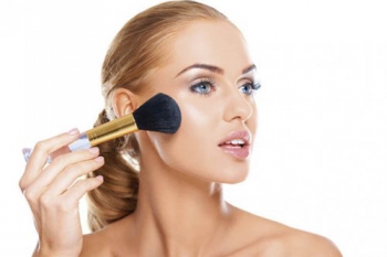 Hogyan kell alkalmazni a por az arcon a különféle porok és finomságok azok alkalmazása - Nők Blog