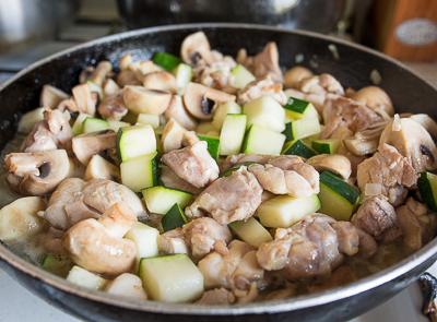 Cum să gătești carne de pui cu dovlecei și ciuperci - o rețetă dovedită pas cu pas cu o fotografie pe delicioasă