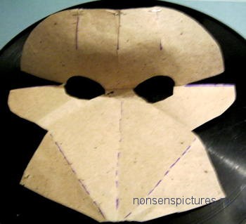 Cum să faci o mască de corb din carton cu mâinile tale