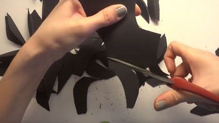 Cum să faci o mască de corb din carton cu mâinile tale