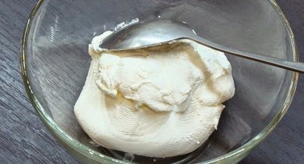 Як зробити крем зі сметани і згущеного молока для торта за рецептом з фото