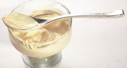 Як зробити крем зі сметани і згущеного молока для торта за рецептом з фото