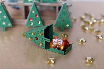 Як зробити новорічну подарункову коробку за шаблоном