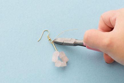 Hogyan készítsünk fülbevaló medálok kezek - 2 opció, és mesterkurzus