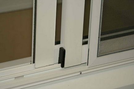 Cum să instalați o plasă de țânțari pe ferestre glisante