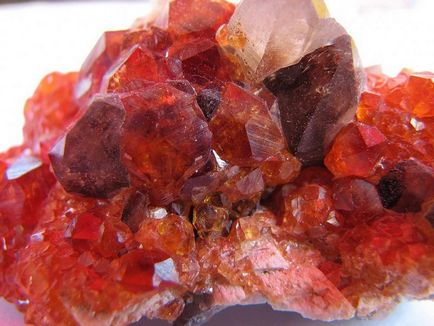 Carbuncle - proprietățile vindecătoare și magice ale materialului, o galerie foto a mineralelor și a produselor sale