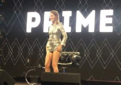 Xenia Sobchak și-a ridicat fusta la o întâlnire de la Minsk pentru a-și arăta picioarele strâmbe (video), ziua a fost un succes pe