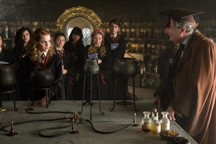 Cine ia dat lui Harry Potter mantaua de invizibilitate a proprietății obiectului și alte artefacte magice
