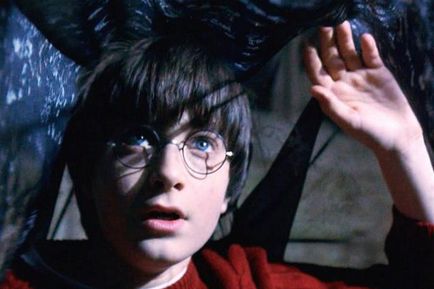 Cine ia dat lui Harry Potter mantaua de invizibilitate a proprietății obiectului și alte artefacte magice