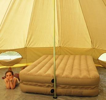 Saltea gonflabilă în cort este o soluție simplă pentru trekking