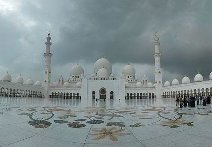 Мечеть і мінарет