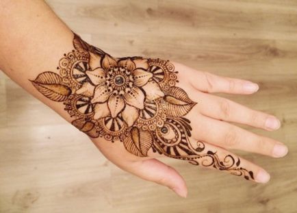 Mehendi (imagini și fotografii) cum să faci astfel de desene de henna pe mâini, picioare și corp acasă